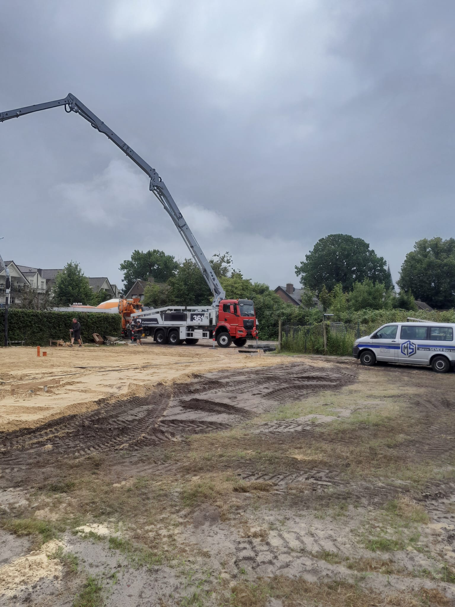 Baustelle mit Betonpumpe